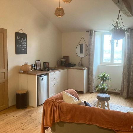 Premier Etage D Une Jolie Maison A La Campagne Montravers Exterior foto