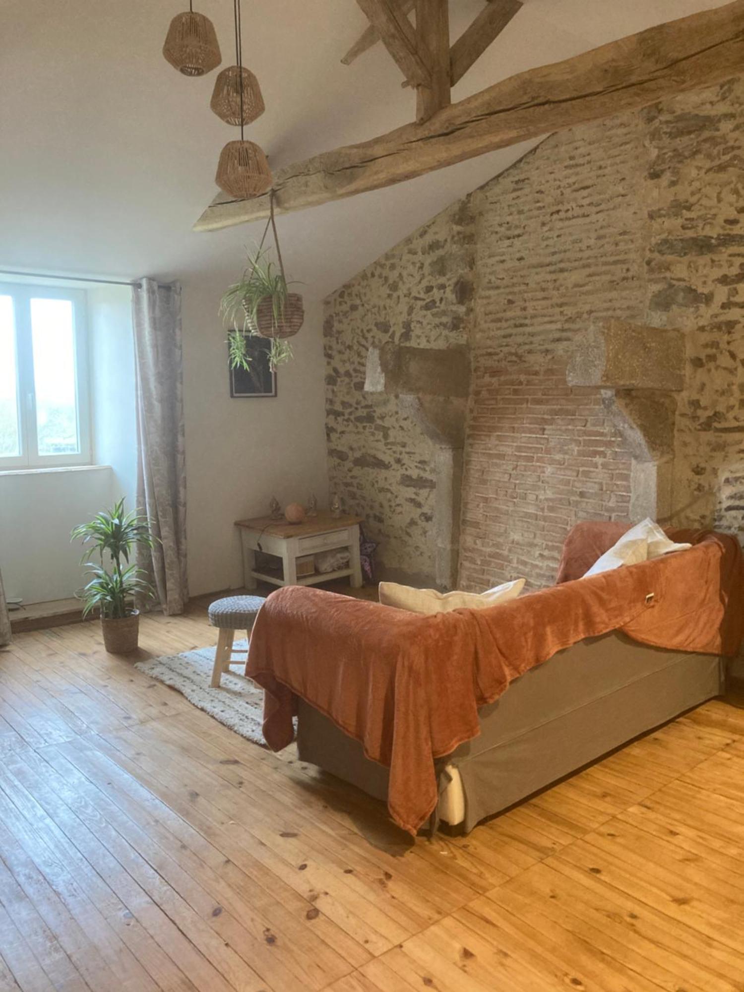 Premier Etage D Une Jolie Maison A La Campagne Montravers Exterior foto
